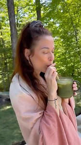 J’sais pas pour toi, mais les weekends, j’aime bien sortir de ma routine. 📆 Un petit exemple ? Je troque mon café habituel pour du matcha ! 🍵 Cette boisson me procure une énergie “baba cool”, moins “speedy”, tout en me donnant le coup de fouet dont j’ai besoin le matin.🤪 Mon petit secret ? J’en bois deux ! Une tasse chaude au réveil et une version froide dans l’après-midi. ✌🏼 En ce moment, je suis fan de la marque québécoise SETA que l’on retrouve chez @rachellebery. Elle propose des produit