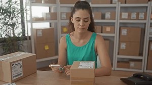 Femme scanne l'étiquette du paquet avec : vidéo de stock (100 % libre de droit) 3996442017 | Shutterstock