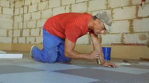 Laying Rubber Floor Tiles: vídeo stock (100% livre de direitos) 30620965 | Shutterstock