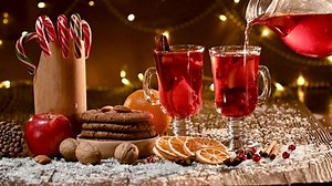 clip-3659327967-close-up-traditional-christmas-mulled-wine-spices-cookies