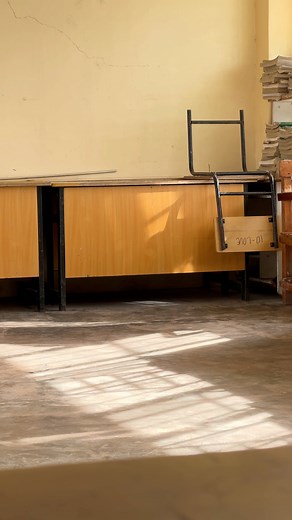 Biglang sumikat ang araw, at ang aesthetic lang ng sinag na dahan-dahang tumatagos sa bintana. | Jude TV