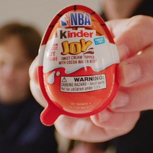JJ Redick and his kids are super pumped about the NBA Mascot Collection and he loves that he can share his passion for the game with Knox and Kai in a fun and delicious way. Giving them a treat toy that they get to play with together is pretty special. Be sure to check out all 12 NBA mascot Kinder Joy toys! | Kinder