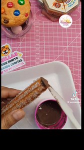 Desde tik-tok lapicero churro 🌹👉realizado por la mtra Arcaluna Ojo no es mío 😸 solo lo quise compartir #lapicerospersonalizados #clay #pastaflexible #porcelanafria #decoracion #plumas | Alain Manualidades