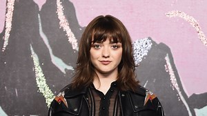El atrevido topless de Maisie Williams con un chubasquero transparente