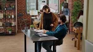 Équipe d'hommes d'affaires analysant les informations : vidéo de stock (100 % libre de droit) 1094028921 | Shutterstock