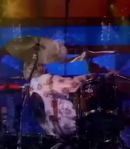 Kurt forever 🎸⚡️ #nirvana #grunge #kurtcobain #kurt #kurtcobainlovers #kurtcobainisangel #seattlegrunge #kurtcobainforeveraliveinourhearts #kurtcobainmyhero #missyoukurt #kurtcobainforever #kurtforever | Kurt Cobain Forever Alive In Our Hearts