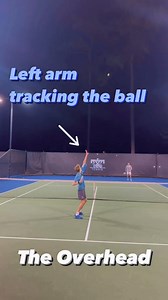 The Overhead techniqueNon hitting arm tracks the ball and the contact is in front Davor #tennis #tenis #tennishaus #overhead #smash | Tennis.Haus