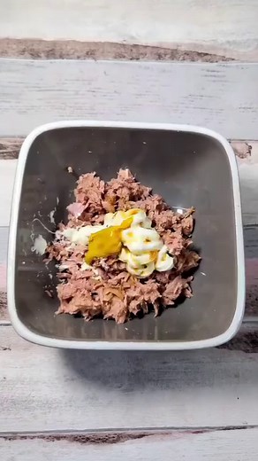 ⭐Homemade Air Fryer Tuna Melt Bagels⭐ Made these for my lunch last week and they were SO delicious! You can make up a big batch of the bagels too and freeze then so you always have some to hand. The bagels are made with just 3 ingredients, topped with a tasty tuna mixture and melted cheese 🤤 Even better, this can be made entirely in the air fryer! Let me know if you'd like the full recipe! #airfry #airfryerrecipes #airfryercooking #tunamelt #airfried #tuna #tunamayo #sugarpinkfood | Sugar Pink 