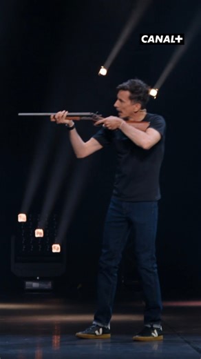 Jeremy Ferrari qui se retient de rire 😂 La tournée du Trio, avec Jeremy Ferrari, Arnaud Tsamere et Baptiste Lecaplain , dès le 12 novembre seulement sur CANAL . | CANAL