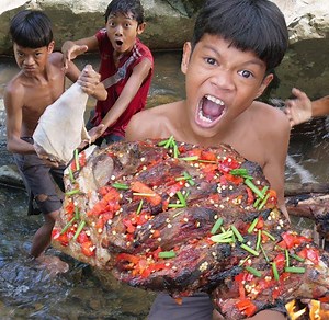 Eating Delicious | Survival Wildlife