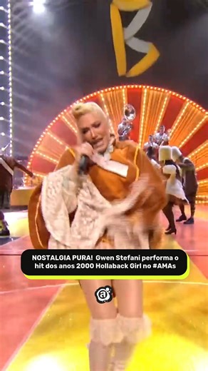 NOSTALGIA PURA! ❤️‍🔥 Trouxeram a Gwen Stefani dos anos 2000 de volta com essa performance de Hollaback Girl no #AMAs! #redeatlantida #hollabackgirl #gwenstefani #nostalgia | Rede Atlântida