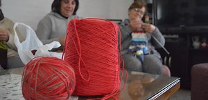 Más de 100 tejedoras arman y donan frazadas