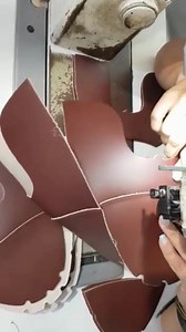 Behind the scenes Coup d’œil sur quelques-uns des 180 gestes nécessaires à la confection d’une paire de chaussures Bexley. | Bexley