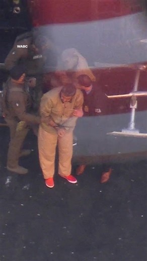 Ousted Venezuelan president Nicolás Maduro and his wife Cilia Flores have been transported to a New York courthouse. https://bit.ly/3N3B5gg | ABC 7 Chicago