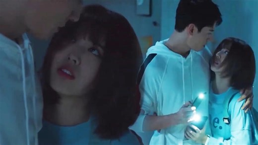 校草和甜妹鬼屋冒险，甜妹吓得往他怀里钻，挂在他身上不下来！ School grass and sweet girl haunted house adventure, sweet girl scared to his arms drill, hanging on him not down! 剧名Drama Name：【致我们甜甜的小美满 The Love Equations】 #安乐传 #我要逆风去 #山河令 #狐妖小红娘 #致我们甜甜的小美满 #TheLoveEquations #龚俊 #GongJun #cdrama #chinesedrama #电视剧 #中国电视剧 #甜寵劇 #好剧推荐 #love #kiss #追劇 #陸劇 #劇情 #大陆剧 | 小酷看剧 Xiaoku watching drama