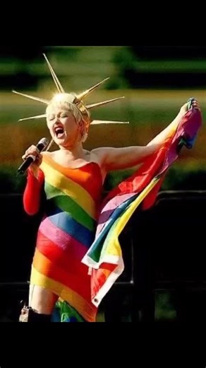La cantante Cyndi Lauper se ha convertido en nuestra más firme defensora. Allá por donde va enarbola la bandera gay y defiende nuestros derechos con admirable tesón.Cyndi equipara el movimiento por los derechos de los gays con el movimiento por los derechos civiles de los años 50 y 60.‘’Como en cualquier movimiento por los derechos civiles, la gente tiene que levantarse y decir su verdad”, enfatiza Lauper.“Cuando yo era chica, veía a los afroamericanos luchando por sus derechos civiles. Era raro