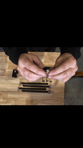 Séparateur de ski et snowboard pour coffre de ski Phlö avec rail de tablette. #phlosystem #faitauquébec #quebec #savoirfairelocal #racksurmesure #madeinquébec #promaster #sprinter #transit #vanlife #vanconversion #campervan #Ski #snowboard #skibox #snowboardbox #skicarrier #snowboardcarrier #skiquebec #snowboardquébec #hiverauquébec | Phlö system rack