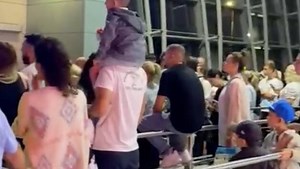 Leservideo zeigt lange Schlange am Flughafen in Pristina