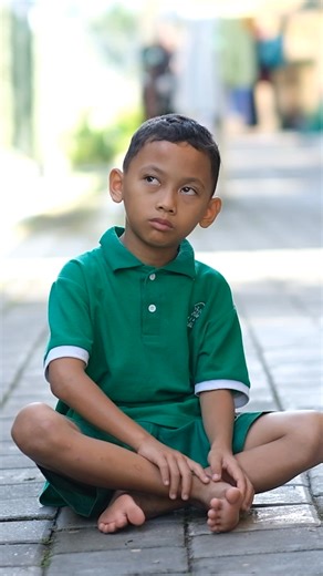 20 tahun lalu, bule mualaf Belanda, Pak Fetter, menjual perusahaannya di Belanda demi membangun rumah bagi anak-anak terlantar di Lombok. Beliau tidak tega melihat anak-anak yatim piatu dan korban kekerasan hidup di jalanan tanpa harapan. Kini, hampir 300 anak tinggal di rumah panti keluarga dengan kasih sayang ibu pengasuh dan pendidikan di Sekolah Peduli Anak. Namun, saat ini kami menghadapi masalah serius. Dana operasional untuk kehidupan sehari-hari dan sekolah sangat minim. Anak-anak ini be