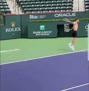 Noch ist Dominic Thiem, wie viele andere ATP Spieler in Indian Wells und trainiert bei idealen Bedingungen💪Wie es mit der Tour weitergeht sollten wir noch im Laufe des Tages von der ATP erfahren 🤔 🎥 @domithiem via insta | tennisnet.com