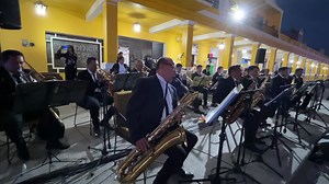 El pasado jueves 18 de enero se presentó por segunda ocasión “Nuestra Danzonera” interpretando bellas melodías de Mambo, cumbias, cha cha cha y danzón. Les compartimos la melodía “Cerezo Rosa” del autor: Damaso Pérez Prado. INTEGRANTES: 1. (Saxofón Soprano) Maura Belén Rocha Farias 2. (Saxofón Alto y Clarinete) Eduardo Javier Cárdenas 3. (Saxofón Alto) Luis Humberto Ríos 4. (Saxofón Tenor ) Hugo César Reyes de la Mora 5. (Saxofón Tenor) Noé Martínez Damián 6. (Saxofón Barítono) Francisco Gonzále