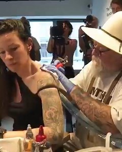 Rembrandt-to-go: Fans of the famous baroque artist can now get a tattoo of his work at Amsterdam's Rembrandt Museum! Dutch tattoo artist Henk Schiffmacher calls the pop-up “highbrow to lowbrow”, offering great works of permanent art for just 50 to 250 Euros! Appointments can be booked via the Rembrandthuis website. Would you get one? 🖼 | DW Euromaxx