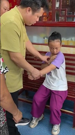 E278 The girl has a 😰dislocated arm, but she is😘😉 particularly strong and brave!