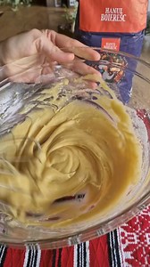 Cat de bune sunt minciunelele!!! Au gust exact ca in copilarie, reteta fiind luata din caietul mamei. Le faceam mereu cu fratii mei atunci cand ne era pofta de ceva dulce. ℹ️ ❤️🇷🇴 Produsele din gama Hanul Boieresc ce fac parte din sortimentul permanent din magazinele PENNY Romania le gasiti pe tot parcursul anului. Aceste produse se adreseaza atat consumatorilor indragostiti de produse traditionale, cat si celor mai pretentiosi si sofisticati. Minciunele ▪️2 oua ▪️2 linguri zahar ▪️un praf de 