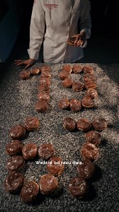 Przepis na te pączki ma ponad 50 lat. Stworzył go mój dziadek, Aloś. Przez lata nic się w nim nie zmieniło — proporcje, proces, czas. To receptura przekazywana z pokolenia na pokolenie. Tak powstają pączki, które są częścią naszej historii. | Cukiernia Grzeczka