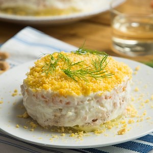 ¡Qué calor! Cuando pruebes esta Ensalada mimosa no vas a querer comer otra cosa este verano. Fresquita, fácil y riquísima. ¿Quieres saber cómo se hace? 🤤 Aquí tienes la receta 👉 bit.ly/3rq6iiF #RecetasLaMasia | La Masía