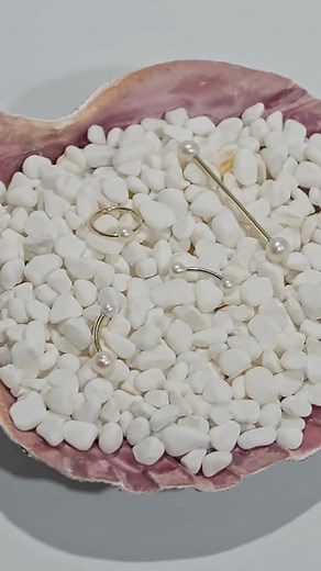 Cultured pearls are ones that are created under controlled, farmed conditions 🦪 This means that each pearl is designed for the ultimate in beauty! Shop our pearl body jewelry at freshtrends.com | FreshTrends Body Jewelry