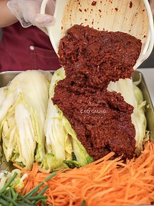 95K views · 838 reactions | Cách làm kim chi Hàn Quốc chuẩn vị, hợp khẩu vị người Việt. #caogiang #cogiangdaynauan #kimchi #kimchihanquoc | Cao Giang | Facebook