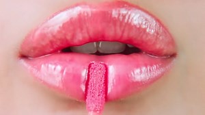 The wait is over….. Our new Supple Kiss Lip Glaze gives your lips a gorgeous, radiant glow with up to 12 hours of lasting hydration and shine. Enriched with nourishing sesame oil, this lightweight formula offers a plush, cushiony texture that softens and soothes. Available in 06 shades: Bubble Gum- 805 Sugar Glass -T51 Moon Light -T52 Apricot Light - 853 Cherry Pop - 602 Fairy Floss - 804 Shop now: https://vidacosmetic.com/ #vidagirl #weartheconfidence #vidanewyork #longlastinghydration #cushion