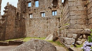 Le château médiéval de Guimaraes présente : vidéo de stock (100 % libre de droit) 3900456583 | Shutterstock