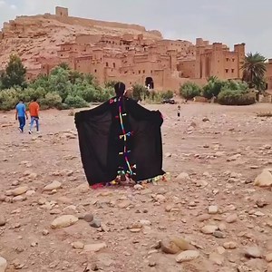 Ταξιδεύοντας όλα αυτά τα χρόνια στη Merzouga με κατεύθυνση την έρημο Σαχάρα στο Μαρόκο, είχα προσέξει ότι πάνω από τα βασικά τους ρούχα (κελεμπίες) οι γυναίκες και συγκεκριμένα οι Berber (πρώτοι κάτοικοι της περιοχής της Βόρειας Αφρικής) φορούσαν αυτή τη μαύρη κάπα με τα πολύχρωμα σχέδια. Αυτή τη φορά αποφάσισα να την αγοράσω και να την εντάξω στην δική μου ζωή ώστε κάθε φορά που θα τη φοράω να σκέφτομαι ότι κάτι με ενώνει με εκείνες τις γυναίκες. ---- Να τι βρήκα στο google: Berber women wear l