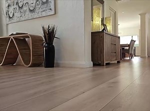 Black Forest , the ULTIMATE upgrade in laminate flooring! 🌊 With enhanced features like 💧 Water-tight click system and waxed edges, this flooring provides up to 72 hours of water resistance, keeping your spaces protected from spills and moisture. 💧 Enjoy AC5/W33 commercial-grade durability, an ultra-compact core with just a 5% swell rate after full immersion, and a scratch-resistant aluminium oxide overlay—ideal for busy homes and high-traffic areas. Plus, the ultra-large planks and high-defi