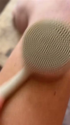 ✨ Prep, buff, glow ✨ Watch the PMD Clean Body with the buffer attachment in action — gently sloughing away dead skin and leaving your body perfectly smooth for a flawless, streak-free self-tan. 💛 | PMD Beauty