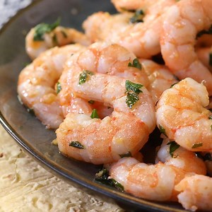 Estos camarones con ajo y limón son el platillo perfecto de fin de semana: sólo necesitas 10 minutos para prepararlos, rinden mucho y son un manjar. | Delicioso