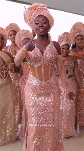 DAMSELS❤️ Umu oma - Bride @_chisolu ‘s girls made sure they looked too good for her😍 - Planner @elithan_events Content Creator @hello.paparazzi @the.flygirlng Decorator @whitehillsevents Makeup @nukkiemua Photographer @officialbigdealweddings Videographer @mobmanstudios | Traditional Wedding NG