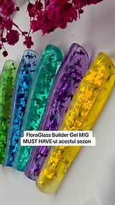 Care este culoarea ta preferată? 🌸FloraGlass Builder Gel Un gel de construcție revoluționar, cu flori naturale încorporate, ce îmbină frumusețea delicată a naturii cu tehnologia de ultimă generație. Cu o vâscozitate medie, textură autonivelantă și culori translucide cu efect de vitraliu floral, FloraGlass Builder Gel este alegerea ideală pentru unghii spectaculoase și rezistente Perfect pentru construcția unghiilor glass sau realizarea unui french glass modern, cu profunzime și eleganță. 🛒 Cum