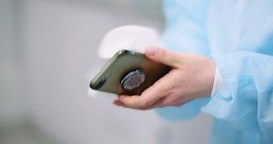 Die Frau desinfiziert das Telefon mit: Stockvideos & Filmmaterial (100 % lizenzfrei) 1049632171 | Shutterstock