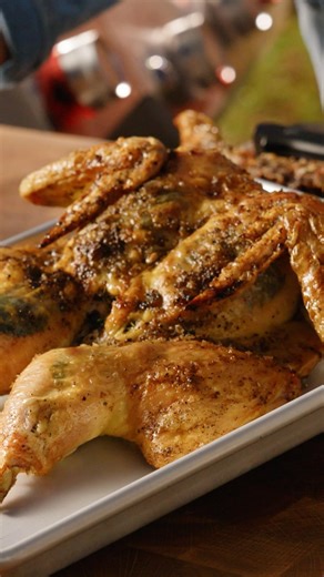 Sommaren är fortfarande här – fram med grillen och njut av Tina Nordströms magiska majskyckling. Som hon själv säger: den är to die for 🍗☀️🔥 | Godare