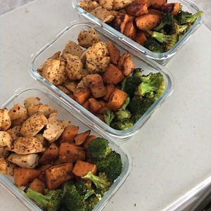 Lean prep your way to success in 2019 🎉😁🙌🏻 Invest in some Tupperware, commit to making your favourite meals in bulk a couple times a week and I promise, it will relieve stress, increase leanness and keep you energized and happy wherever you go in 2019 💥💃🏼🙌🏻 Give this leancipe a go and get ready to smash Lean in 2019 Squadies 🎉🎉 #90dayleanplan #leansquad #mealprep | Phil Mackenzie - LeanSquad