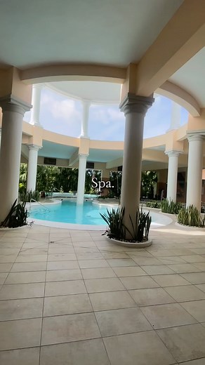 This spa at Grand Palladium Resort was everythinggggg😍😍😍 pools around the whole place. With a swim up pool, Hot tub, warm pool, cool tub, cold tub, and one for foot massages 💯✨✨✨. Steam room, many different shower rooms, And Unlimited fruit Smoothies🥤🤤😋 #grandpalladiumjamaica #vacation #myrlevens #spa #jamaica #travelblogger #travelling #caribbean #caribbeanlife | Myrlevens Danaee