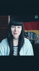 Der Abendstern Es war einmal, erzählt die Sage, In fernster Zeit verloren, Aus königlichem Blute gerade Ein schönes Kind geboren. Und einzig war der Eltern sie, In allem einzig immer, Wie die Erscheinung von Marie, Wie Mond im Sternenschimmer. Durch die Gewölbe trat sie gern Aus dem so dunklen Raume Zum Fenster, wo der Abendstern Schon stand am Himmelssaume. = Luceafărul A fost odată ca-n poveşti A fost ca niciodată, Din rude mari împărăteşti, O prea frumoasă fată. Şi era una la părinţi Şi mândr