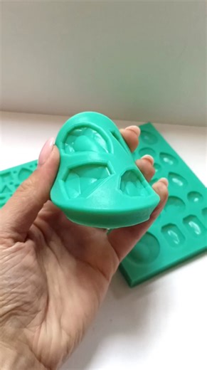 Dijamanti u raznim veličinama za fondan, izomalt, čokoladu.. Kompletna ponuda sa cenama u albumima ili na www.svezatorte.com | SVE ZA TORTE