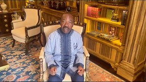 #Gabon🇬🇦: Ali Bongo parle Le Président déchu Ali Bongo s'est exprimé en anglais en adressant au monde entier depuis sa résidence surveillée par les militaires. "Je m’appelle Ali B. Odimba, président de la République du Gabon. Je voudrais lancer un message à tous nos amis à travers le monde pour leur dire de faire du bruit car des personnes m’ont arrêté. Ma famille, mon fils est quelque part, ma femme est ailleurs. Je suis placé à résidence surveillée. J'appelle à faire du bruit." Info Sécurita