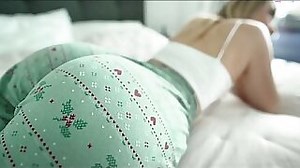 Act mom without being prompted for a massage and started sex