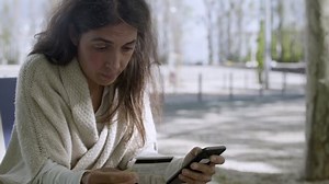 Concentrated Mature Woman Credit Card Smartphone: стоковое видео (без лицензионных платежей), 1029375107 | Shutterstock