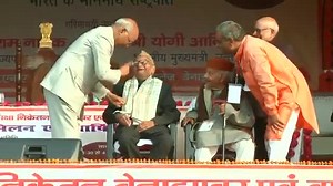 43K views · 1.5K reactions | ತನಗೆ ಪಾಠ ಹೇಳಿಕೊಟ್ಟ ಅಧ್ಯಾಪಕರಿಗೆ ಶಿಷ್ಟಾಚಾರ ಬದಿಗಿರಿಸಿ ಕಾಲಿಗೆ ನಮಸ್ಕಾರ ಮಾಡಿ ಗೌರವ ಸಲ್ಲಿಸಿದ ರಾಷ್ಟ್ರಪತಿ ಕೋವಿಂದ್. ಈ ನಡವಳಿಕೆ ಎಲ್ಲರಿಗೂ ಅನುಕರಣೀಯ.  | Suresh Kumar | Facebook